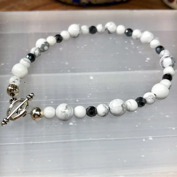 Natural Crystal Howlite & Hematite Bracelet w/Sterling Clasp Closure - Picture 1 of 4